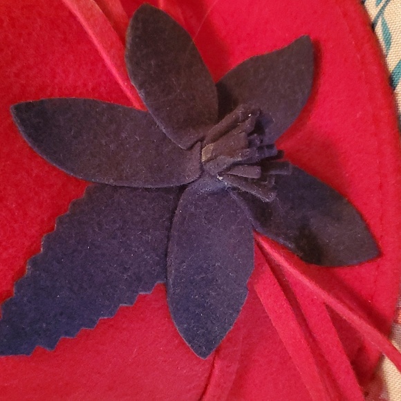 Wool red hat - Picture 2 of 5